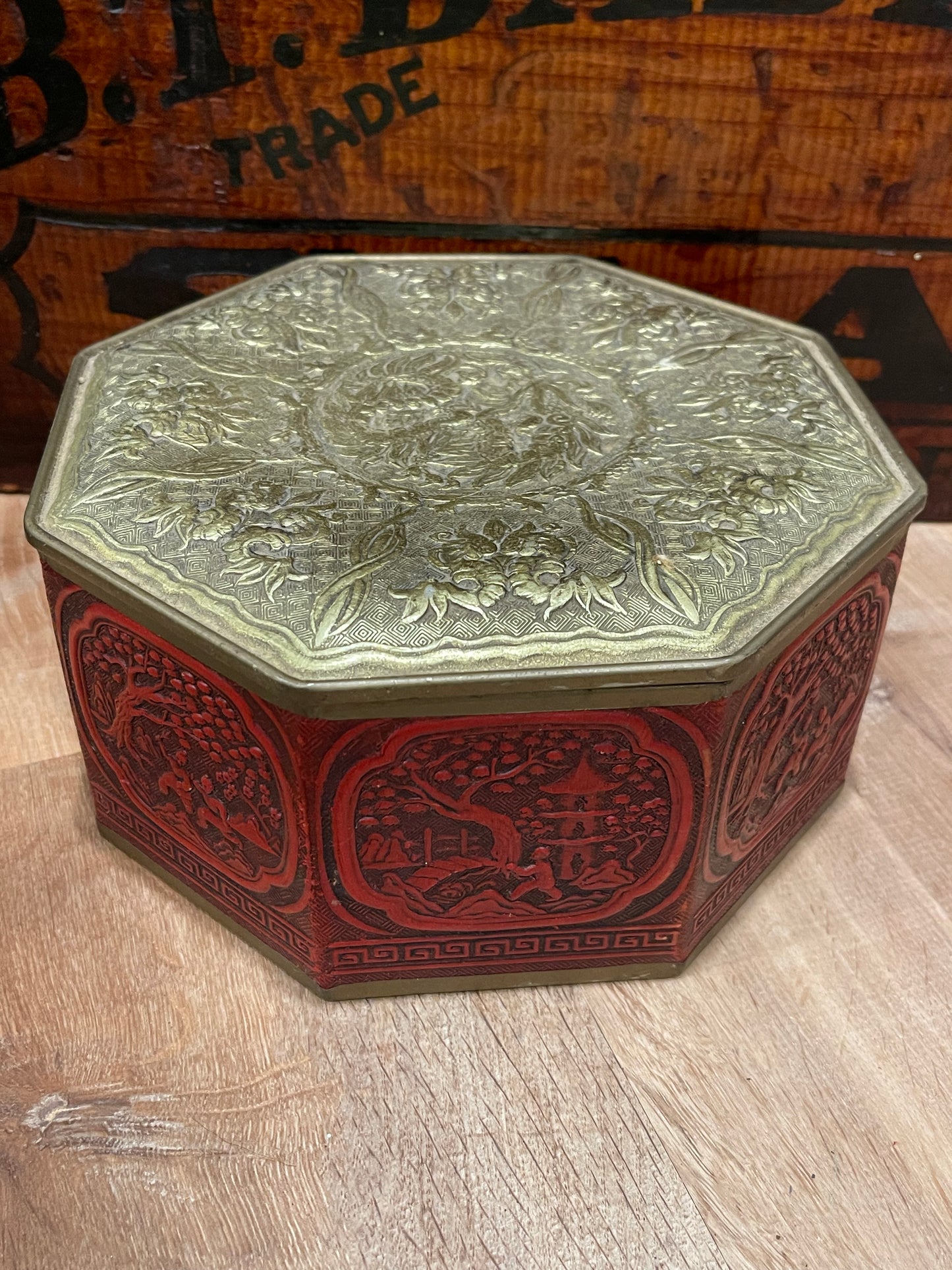 Guild craft, New York, Octagonal Tin